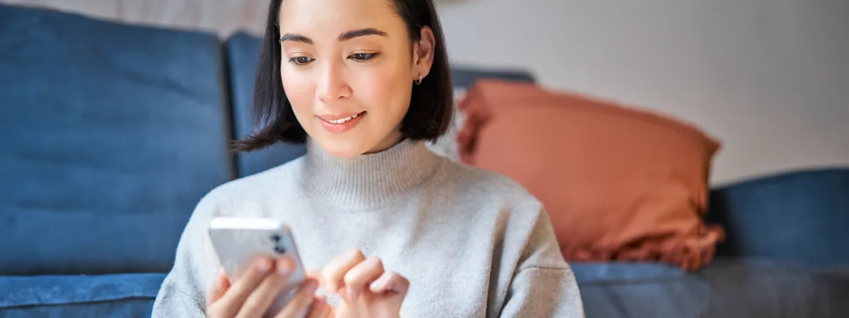 Customer messaging a business chatbot on her smartphone